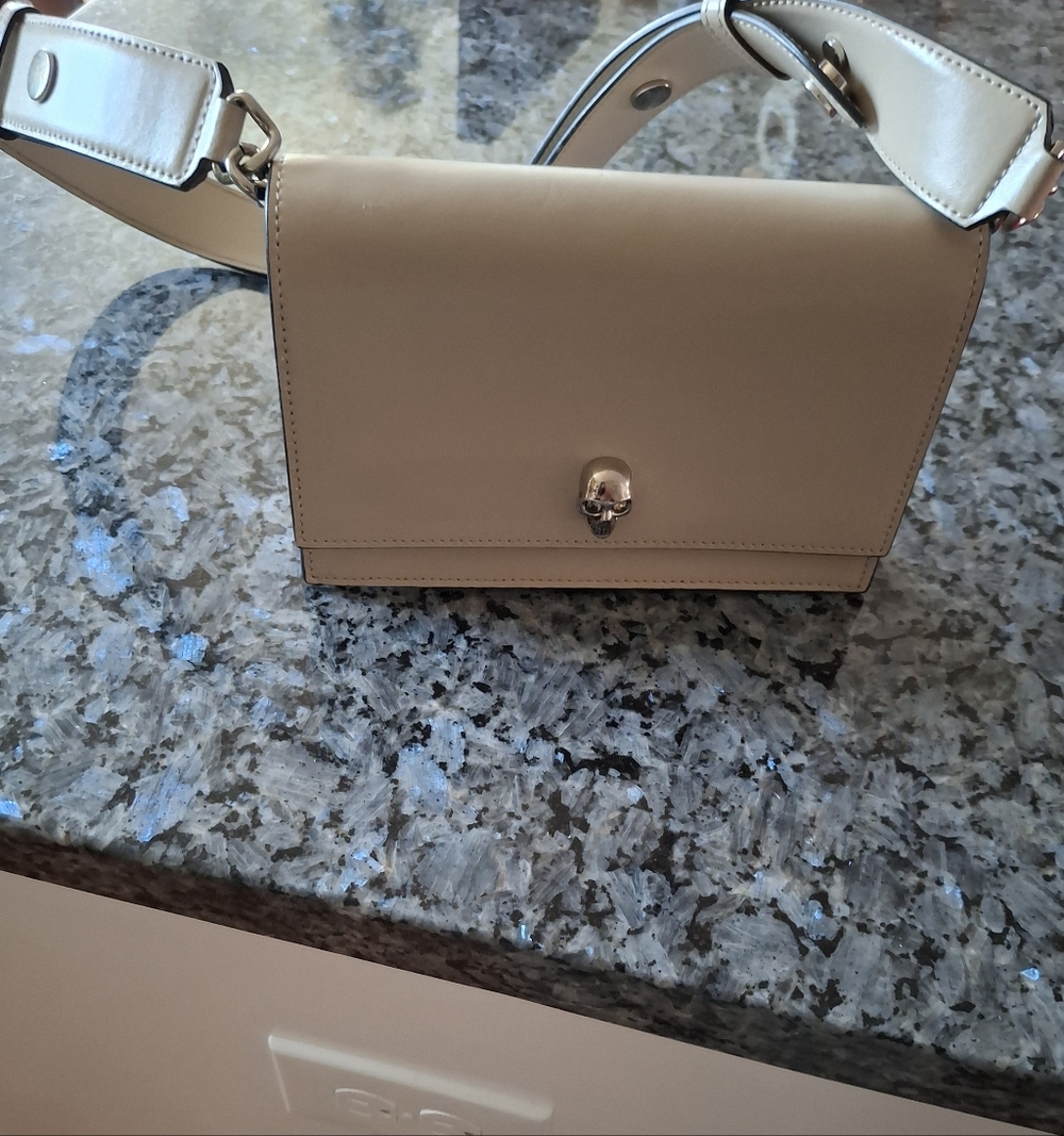 Alexander McQueenAlexander McQueen small Skull shoulder bag